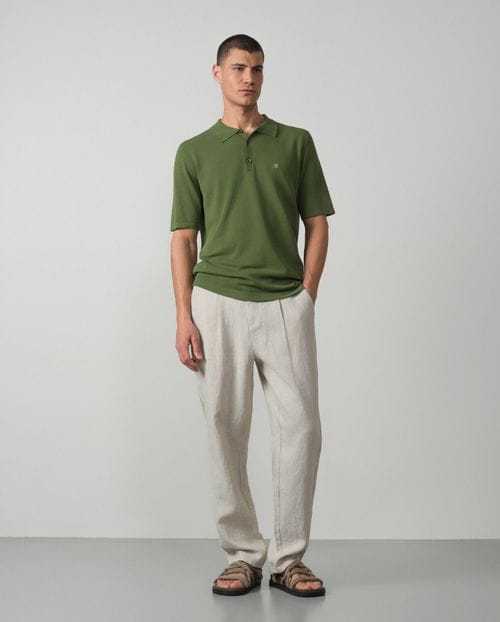 Polo de punto tricot en estructura con cuello camisero y botones