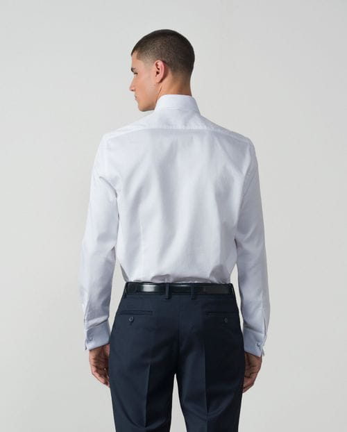 Camisa de vestir regular fit puño doble en microesturctura de algodón