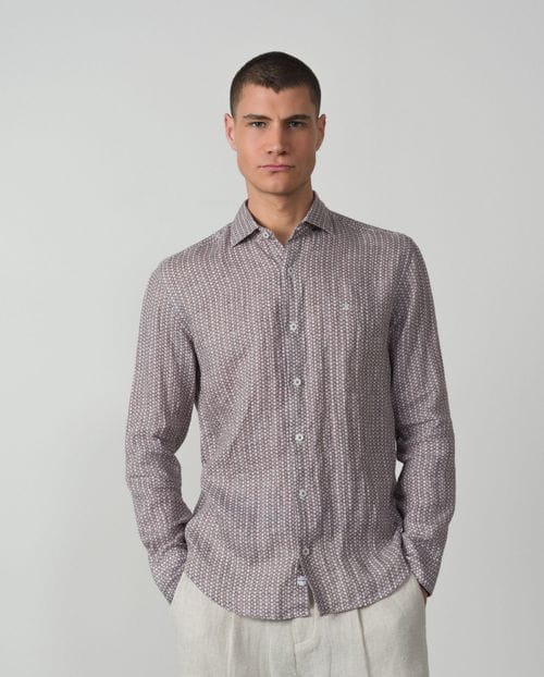 <p>Camisa <em>sport relaxed fit</em> en lino estampado de florecitas</p>