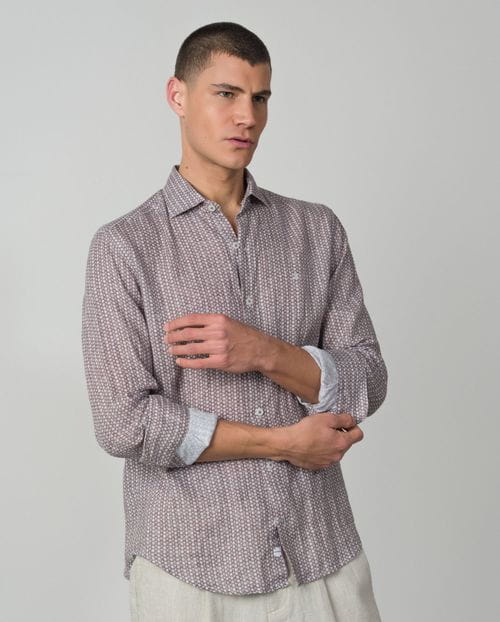 Camisa sport relaxed fit en lino estampado de florecitas