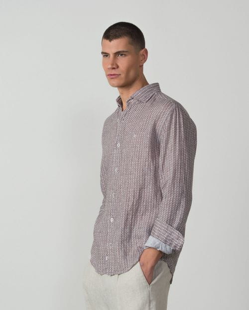 <p>Camisa <em>sport relaxed fit</em> en lino estampado de florecitas</p>