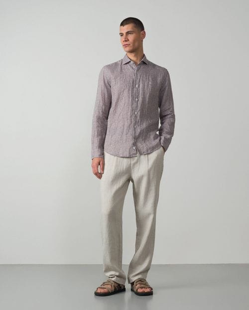 <p>Camisa <em>sport relaxed fit</em> en lino estampado de florecitas</p>