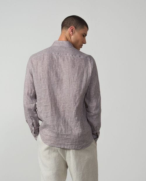 <p>Camisa <em>sport relaxed fit</em> en lino estampado de florecitas</p>