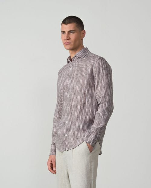 <p>Camisa <em>sport relaxed fit</em> en lino estampado de florecitas</p>