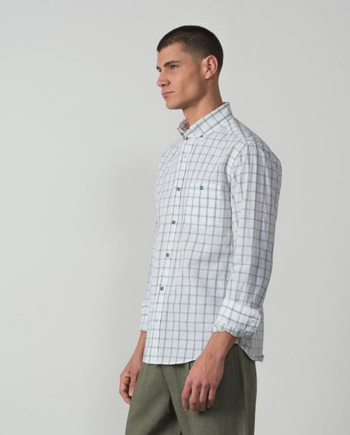 <p>Camisa<em> sport relaxed fit</em> en un cuadro ventana de algodón elástico</p>