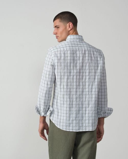 <p>Camisa<em> sport relaxed fit</em> en un cuadro ventana de algodón elástico</p>