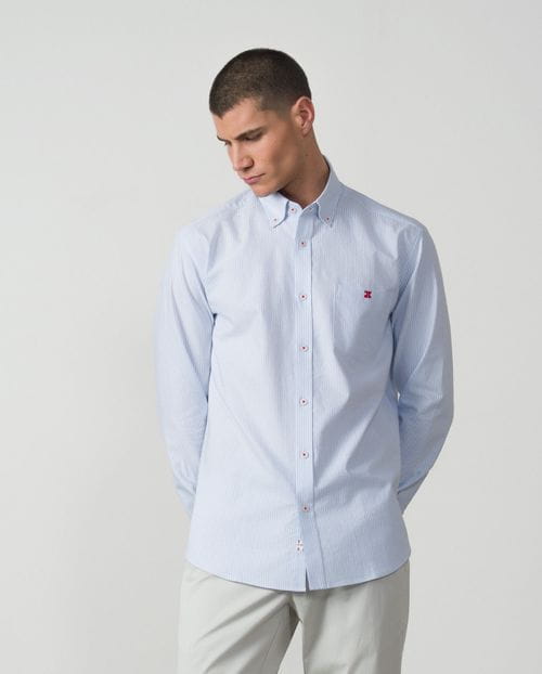 <p>Camisa<em> sport relaxed fit</em> en rayitas de <em>oxford</em> de algodón</p>