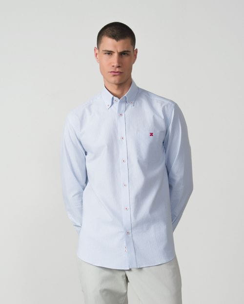<p>Camisa<em> sport relaxed fit</em> en rayitas de <em>oxford</em> de algodón</p>