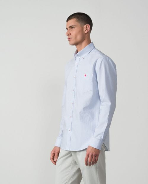 <p>Camisa<em> sport relaxed fit</em> en rayitas de <em>oxford</em> de algodón</p>