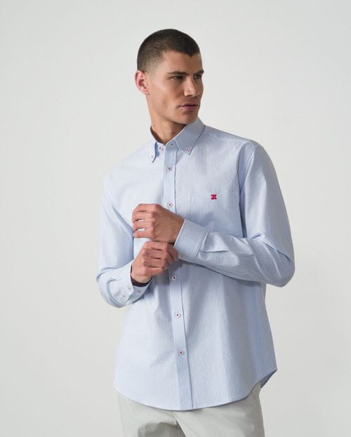 <p>Camisa<em> sport relaxed fit</em> en rayitas de <em>oxford</em> de algodón</p>