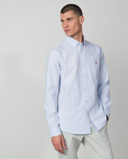 <p>Camisa<em> sport relaxed fit</em> en rayitas de <em>oxford</em> de algodón</p>