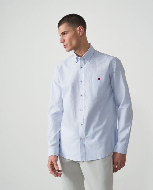 <p>Camisa<em> sport relaxed fit</em> en rayitas de <em>oxford</em> de algodón</p>