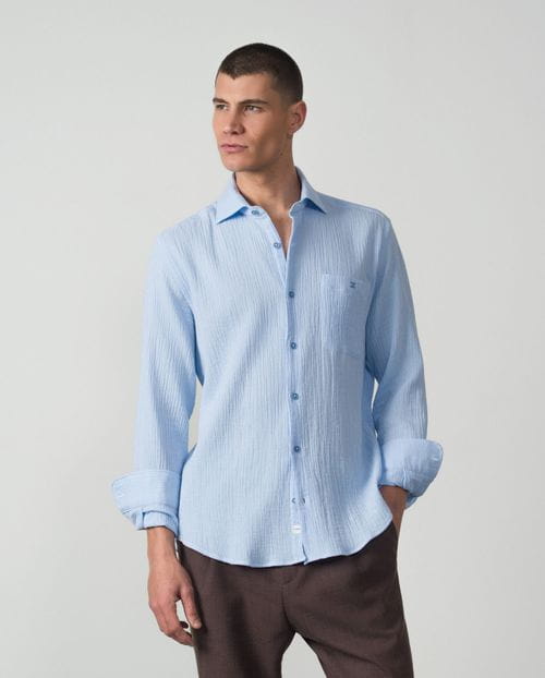 <p>Camisa s<em>port relaxed fit</em> en mil rayas de <em>seersucker</em> algodón</p>