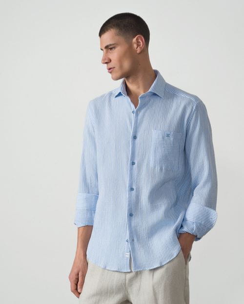 <p>Camisa <em>sport relaxed fit</em> en rayas bicolor de <em>seersucker</em> algodón</p>