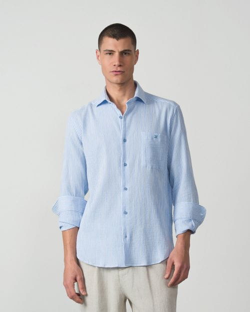 <p>Camisa <em>sport relaxed fit</em> en rayas bicolor de <em>seersucker</em> algodón</p>