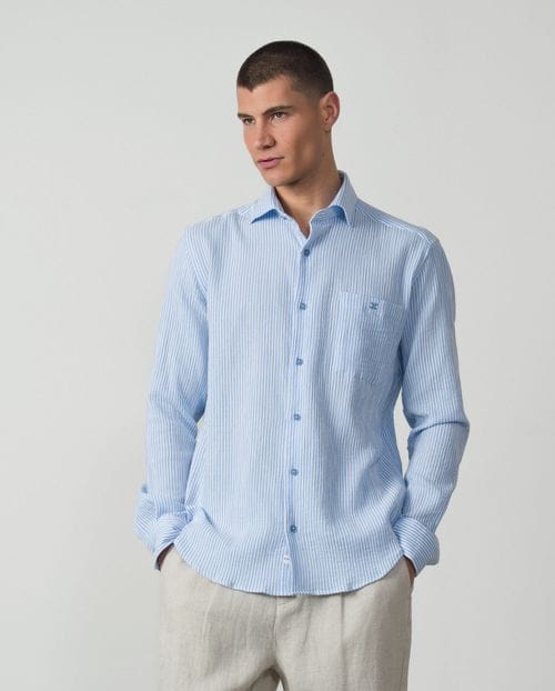 <p>Camisa <em>sport relaxed fit</em> en rayas bicolor de <em>seersucker</em> algodón</p>