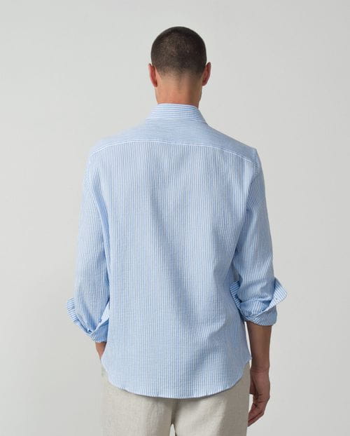 <p>Camisa <em>sport relaxed fit</em> en rayas bicolor de <em>seersucker</em> algodón</p>