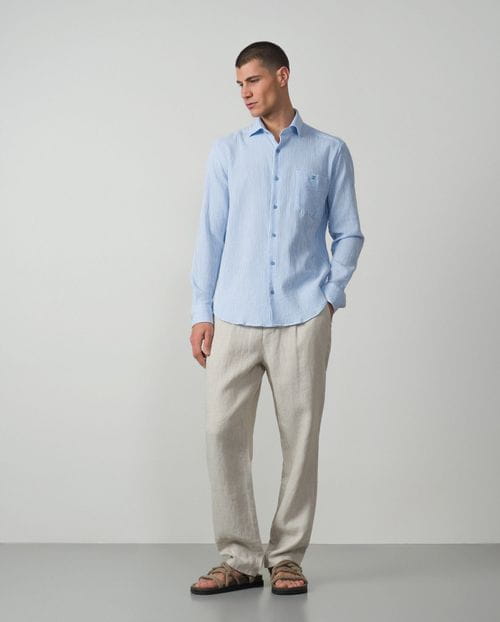 <p>Camisa <em>sport relaxed fit</em> en rayas bicolor de <em>seersucker</em> algodón</p>