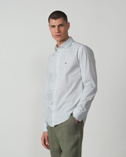 <p>Camisa <em>sport slim fit</em> en estampado flor <em>liberty</em> de algodón</p>
