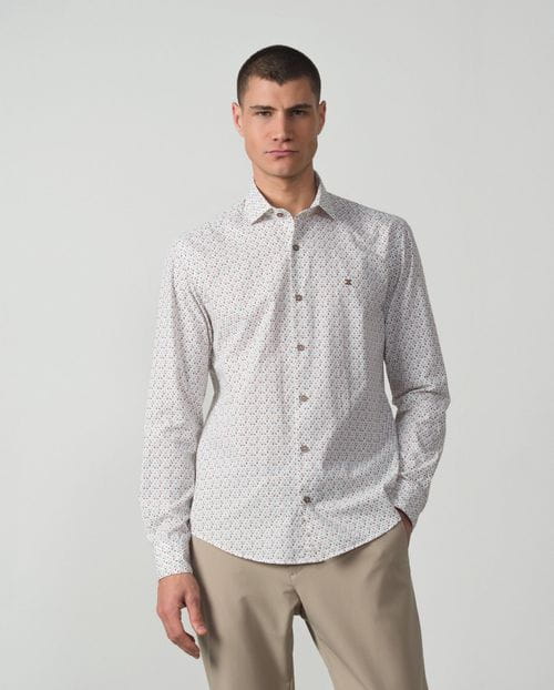 <p>Camisa <em>sport slim fit</em> de estampado de hojitas en algodón</p>