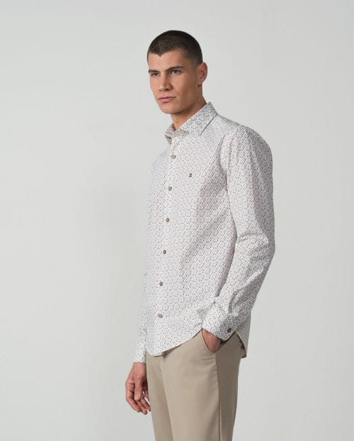 <p>Camisa <em>sport slim fit</em> de estampado de hojitas en algodón</p>