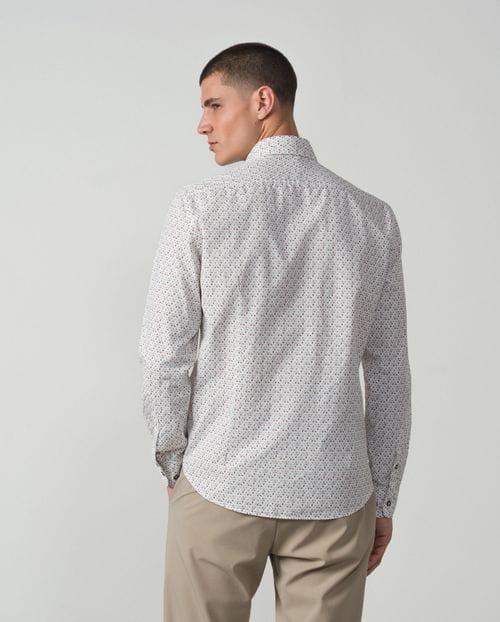 <p>Camisa <em>sport slim fit</em> de estampado de hojitas en algodón</p>