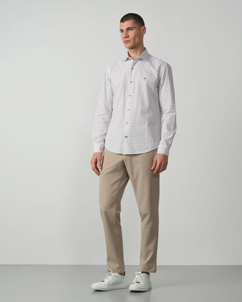 <p>Camisa <em>sport slim fit</em> de estampado de hojitas en algodón</p>