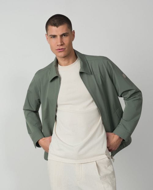 Cazadora camisera con cremallera en tejido técnico elástico