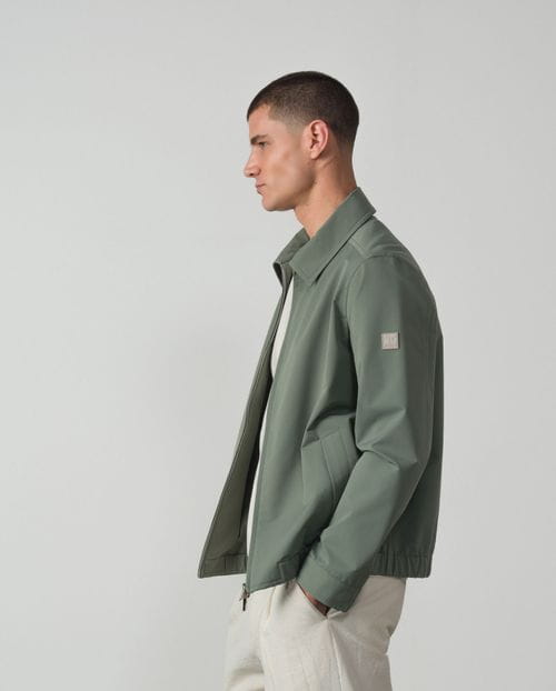 Cazadora camisera con cremallera en tejido técnico elástico