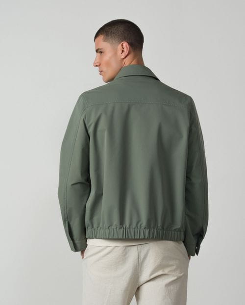 Cazadora camisera con cremallera en tejido técnico elástico