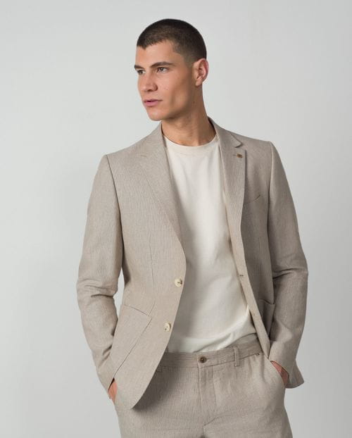 <p>Americana<em> slim fit</em> sin forro y desestructurada realizada en rayitas de lino-algodón</p>