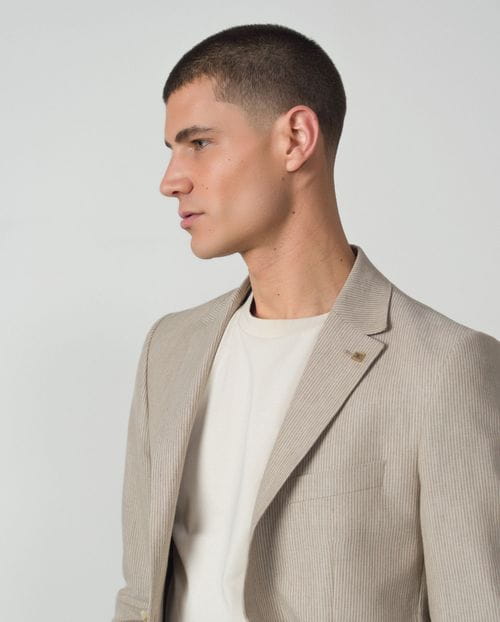 <p>Americana<em> slim fit</em> sin forro y desestructurada realizada en rayitas de lino-algodón</p>