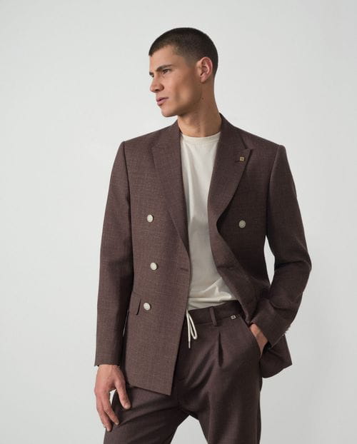 <p>Americana cruzada<em> slim fit</em> en tejido rústico liso de lana-lino</p>