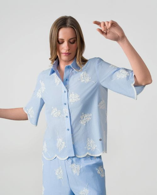 Camisa de manga corta en voile de algodón bordado