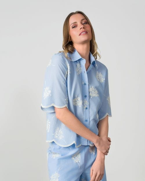 Camisa de manga corta en voile de algodón bordado