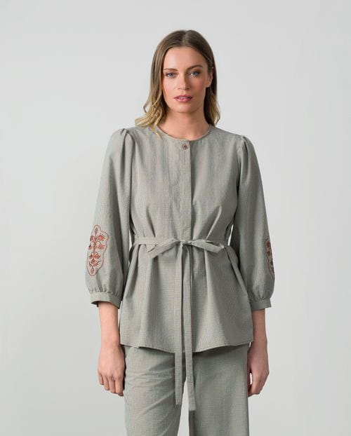 Blusa de cuadro vichy con manga bordada