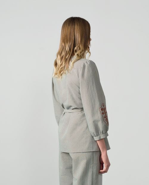 Blusa de cuadro vichy con manga bordada