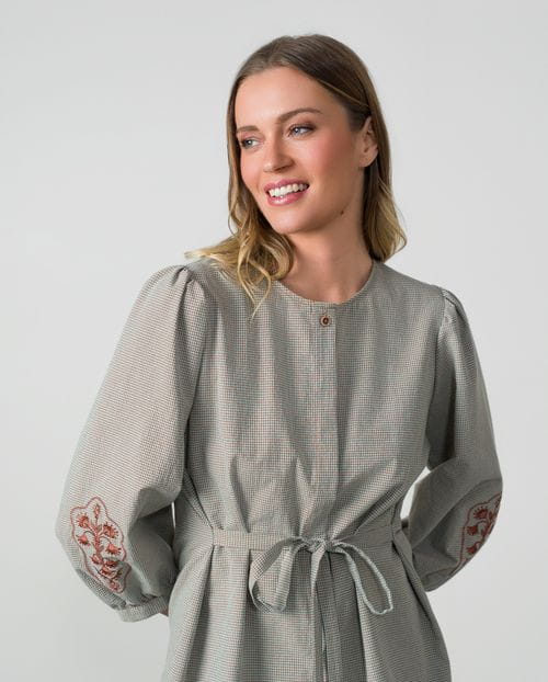 Blusa de cuadro vichy con manga bordada