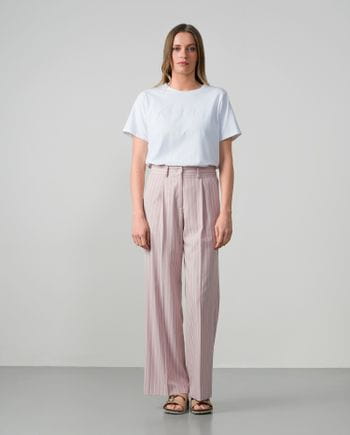 Pantalón ancho de pinzas en raya diplomática blanca y rosa empolvado