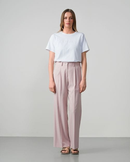 Pantalón ancho de pinzas en raya diplomática blanca y rosa empolvado