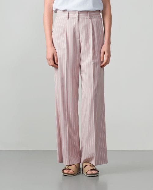 Pantalón ancho de pinzas en raya diplomática blanca y rosa empolvado