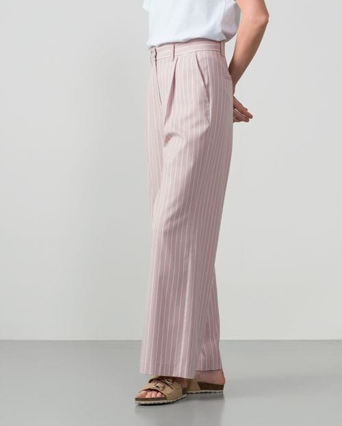 Pantalón ancho de pinzas en raya diplomática blanca y rosa empolvado