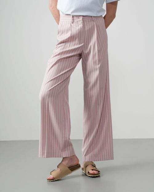 Pantalón ancho de pinzas en raya diplomática blanca y rosa empolvado