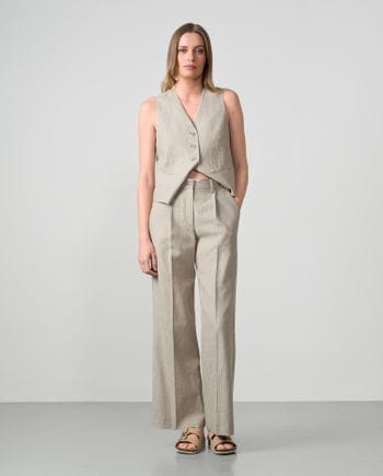 Pantalón ancho de pinzas en raya diplomática de lino color piedra y arena
