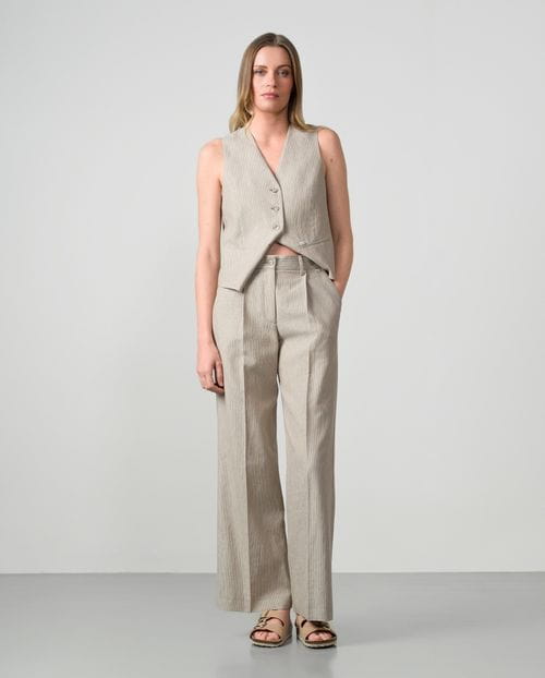 Pantalón ancho de pinzas en raya diplomática de lino color piedra y arena