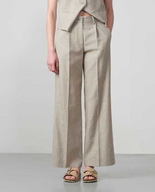 Pantalón ancho de pinzas en raya diplomática de lino color piedra y arena