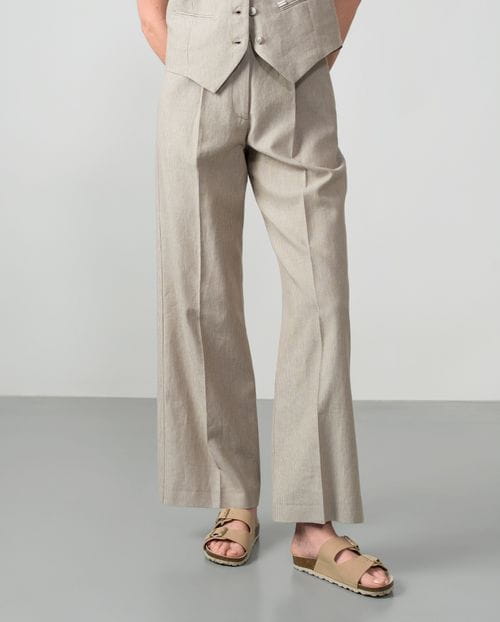 Pantalón ancho de pinzas en raya diplomática de lino color piedra y arena
