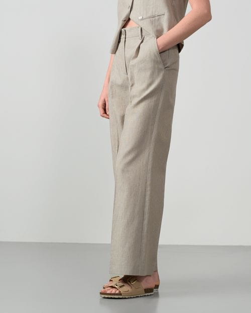 Pantalón ancho de pinzas en raya diplomática de lino color piedra y arena