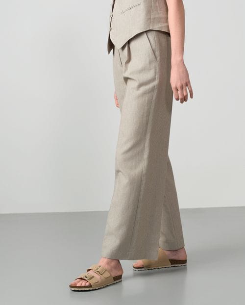 Pantalón ancho de pinzas en raya diplomática de lino color piedra y arena