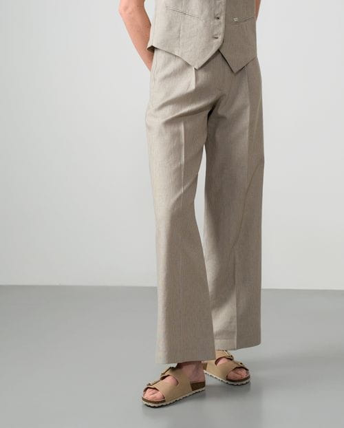 Pantalón ancho de pinzas en raya diplomática de lino color piedra y arena